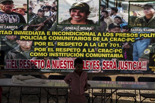 Paramilitares, autodefensas, policías comunitarias: así se diferencian los grupos armados en México (fotos) Paramilitares, autodefensas, policías comunitarias: así se diferencian los grupos armados en México (fotos) - Sputnik Mundo