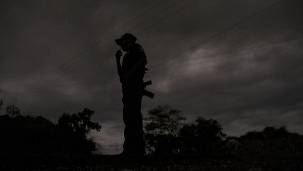 Guerrero. Policía comunitario de la Coordinadora Regional de Autoridades durante sus labores nocturnas. - Sputnik Mundo