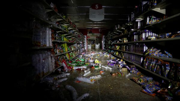 Saqueo en un supermercado durante apagón en Venezuela - Sputnik Mundo
