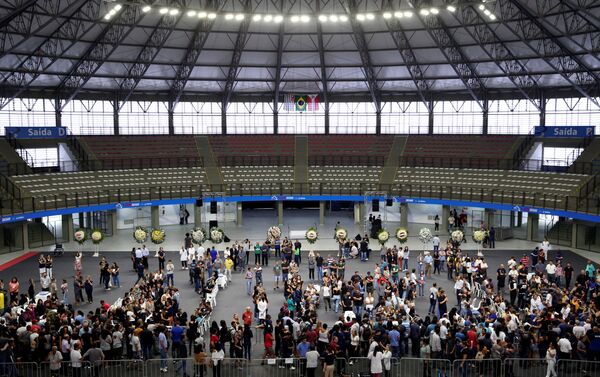 La gente asiste al velorio de las víctimas del tiroteo en la Escuela Raúl Brasil, en Suzano, Brasil. - Sputnik Mundo