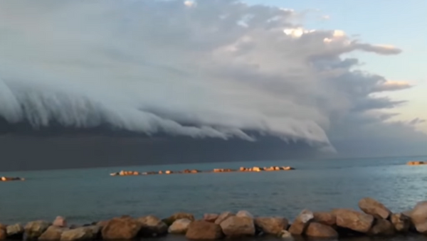 Una aterradora nube arcus se acerca a la costa de este de Italia - Sputnik Mundo