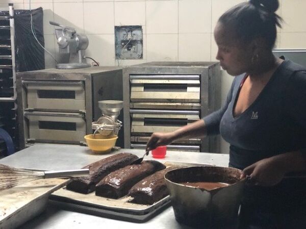 En los hornos de la Minka se prepara pan, pero también pasteles, que se venden a precios asequibles para el bolsillo de los trabajadores venezolanos En los hornos de la Minka se prepara pan, pero también pasteles, que se venden a precios asequibles para el bolsillo de los trabajadores venezolanos - Sputnik Mundo