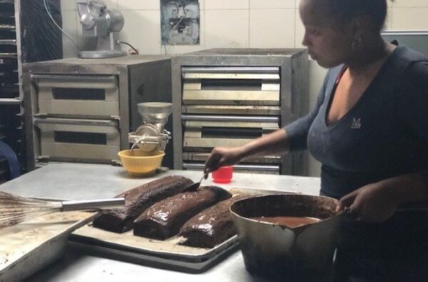 En los hornos de la Minka se prepara pan, pero también pasteles, que se venden a precios asequibles para el bolsillo de los trabajadores venezolanos - Sputnik Mundo