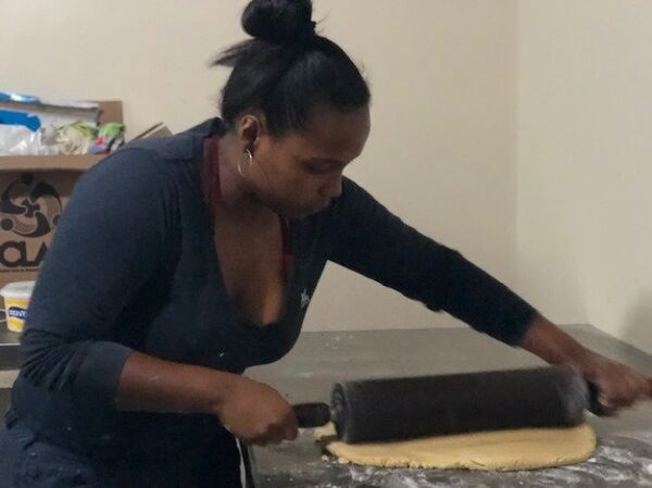 Leni Mari maneja a la perfección los hornos de la Minka, que alimentan con productos a precios populares a la comunidad Leni Mari maneja a la perfección los hornos de la Minka, que alimentan con productos a precios populares a la comunidad - Sputnik Mundo