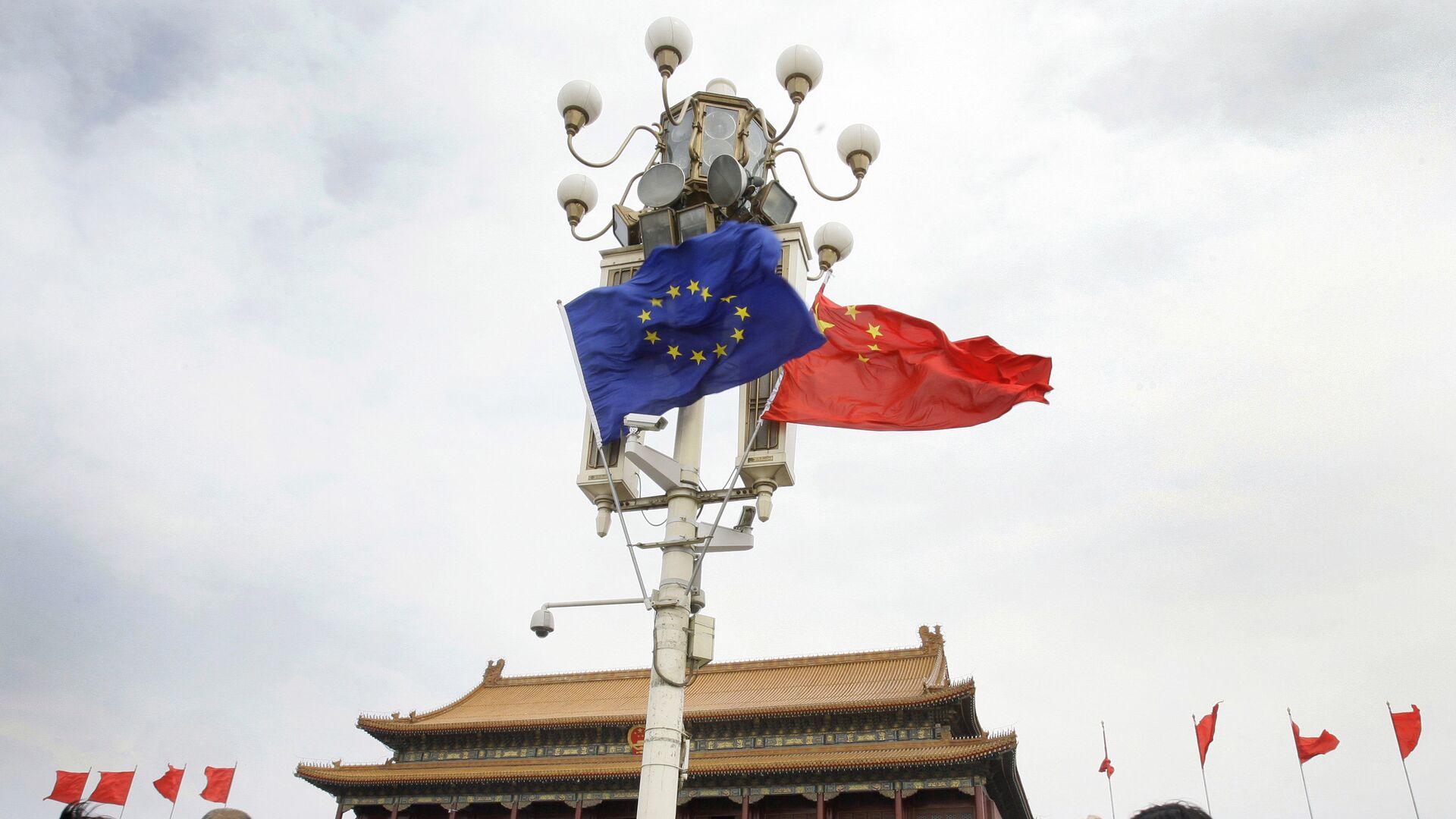 Las banderas de la UE y China - Sputnik Mundo, 1920, 07.12.2022