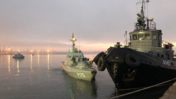 La lancha de la Armada de Ucrania, detenida por el Servicio de Guardia de Fronteras de Rusia, en el puerto de Kerch. - Sputnik Mundo