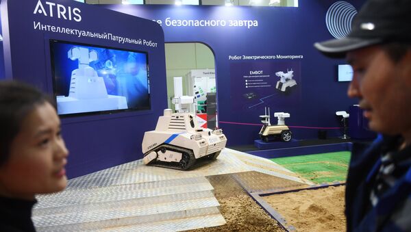 Un robot 'cazaterroristas' chino durante la exposición de seguridad Securika Moscow - Sputnik Mundo