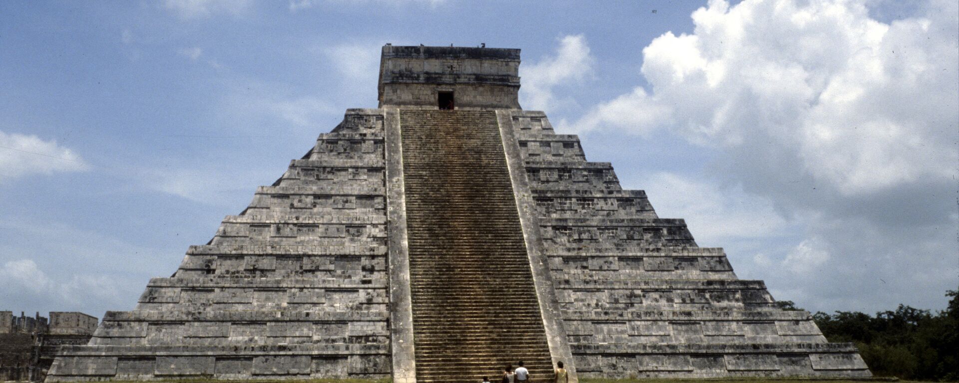El templo de Kukulcán, en Chichén Itzá, uno de los complejos arqueológicos mayas más importantes de México El templo de Kukulcán, en Chichén Itzá, uno de los complejos arqueológicos mayas más importantes de México - Sputnik Mundo, 1920, 14.09.2021