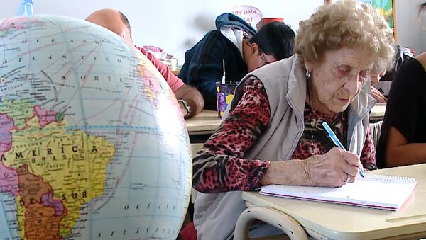 Una argentina de 99 años demuestra que nunca es tarde para estudiar - Sputnik Mundo
