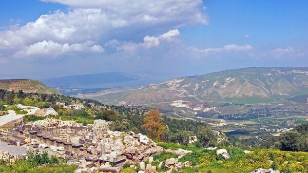 Una vista que se abre a los Altos del Golán desde las ruinas de una antigua ciudad situadas en Umm Qais (Jordania) - Sputnik Mundo