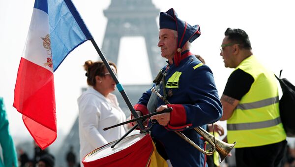 Hombre toca el tambor en la manifestación de los 'chalecos amarillos' en París - Sputnik Mundo