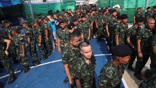 Soldados hacen filas para votar en las elecciones generales de Tailandia el 24 de marzo de 2019 - Sputnik Mundo