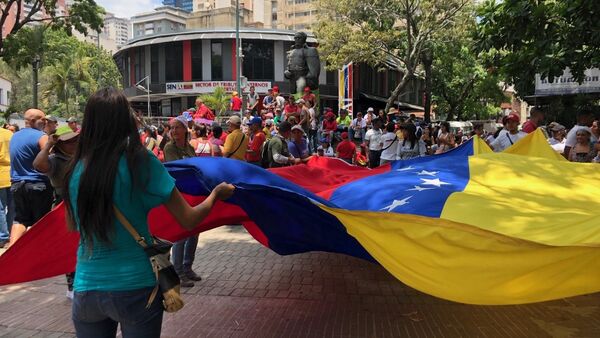 La bandera de Venezuela en la marcha chavista - Sputnik Mundo