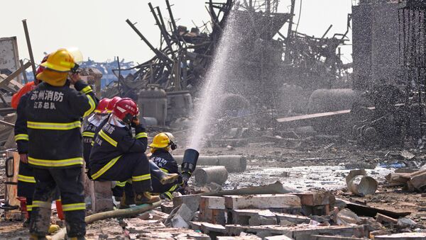Bomberos apagan el fuego de la explosión en la planta química Tianjiayi en China - Sputnik Mundo
