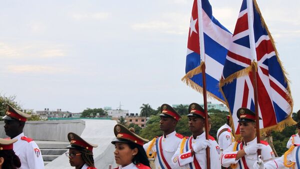 La guardia de honor con las banderas de Cuba y el Reino Unido - Sputnik Mundo