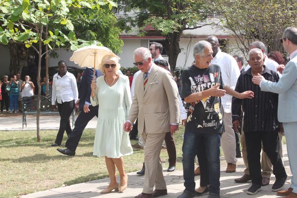 El príncipe Carlos y su esposa Camila en el parque John Lennon de La Habana El príncipe Carlos y su esposa Camila en el parque John Lennon de La Habana - Sputnik Mundo
