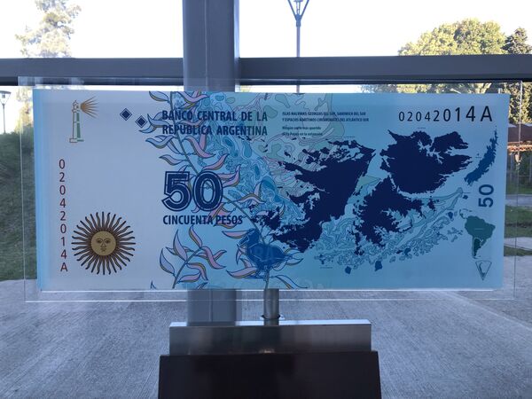 En 2014, Argentina emitió billetes de 50 pesos con las Malvinas como motivo. Aunque aún siguen en circulación, el Gobierno de Mauricio Macri cambió la imagen de este valor por la de un cóndor. En 2014, Argentina emitió billetes de 50 pesos con las Malvinas como motivo. Aunque aún siguen en circulación, el Gobierno de Mauricio Macri cambió la imagen de este valor por la de un cóndor. - Sputnik Mundo