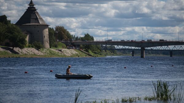 Un puente sobre el río en Pskov - Sputnik Mundo