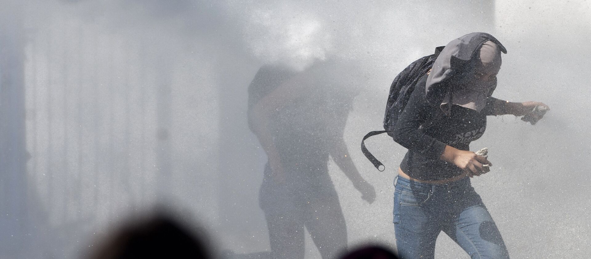 Manifestantes corriendo de la represión policial en el Día del Joven Combatiente de 2012 en Chile. - Sputnik Mundo, 1920, 29.03.2019