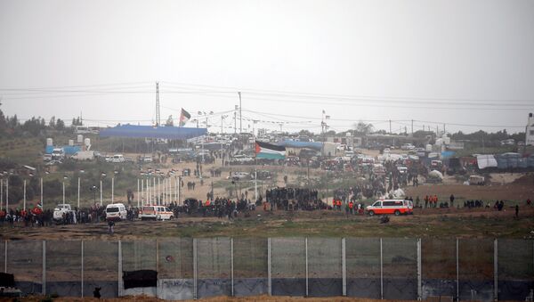 Millares de palestinos de la Franja de Gaza se concentran a lo largo de la frontera de Israel - Sputnik Mundo