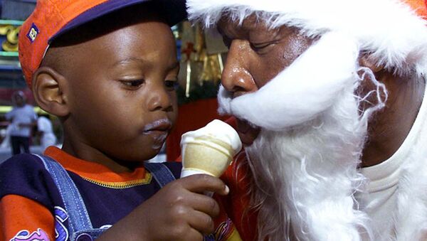 Un niño y Santa comen helado en Johannesburgo - Sputnik Mundo