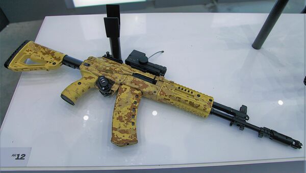 Un Kalashnikov AK-12 - Sputnik Mundo