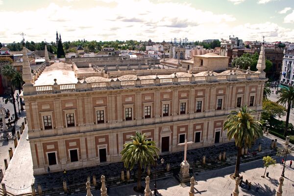 El Archivo General de Indias de Sevilla se creó en 1785 por deseo del rey Carlos III, con el objetivo de centralizar en un único lugar la documentación referente a la administración de los territorios ultramarinos españoles El Archivo General de Indias de Sevilla se creó en 1785 por deseo del rey Carlos III, con el objetivo de centralizar en un único lugar la documentación referente a la administración de los territorios ultramarinos españoles - Sputnik Mundo