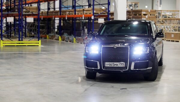 Putin llega a la inauguración de una fábrica de Mercedes en su limusina Aurus - Sputnik Mundo