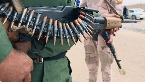 Un militar con un arma en Tripoli, Libia - Sputnik Mundo