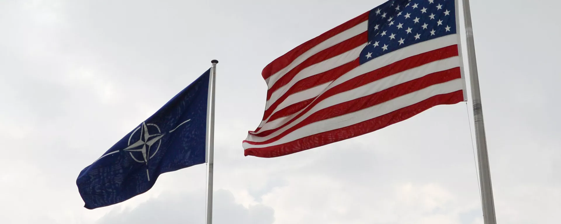 Banderas de EEUU y la OTAN en la sede de la alianza atlántica en Bruselas - Sputnik Mundo, 1920, 03.05.2022