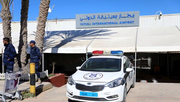 La policía en el aeropuerto de Trípoli, Libia - Sputnik Mundo