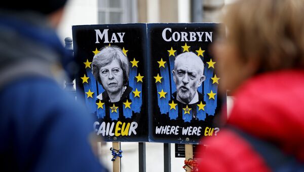 Los posters con rettratos de la primera ministra británica, Theresa May, y el líder de la oposición, Jeremy Corbin - Sputnik Mundo