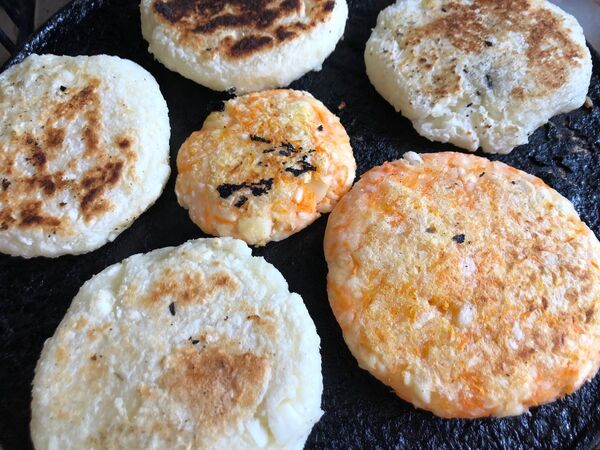 Parecen arepas comunes y corrientes, pero están hechas con yuca, o mandioca, en lugar de harina de maíz Parecen arepas comunes y corrientes, pero están hechas con yuca, o mandioca, en lugar de harina de maíz - Sputnik Mundo