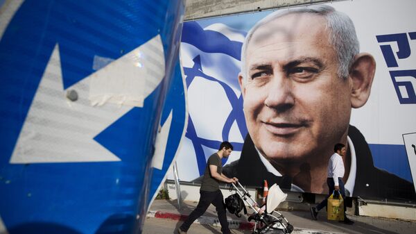 Póster preelectoral del partido Likud y su líder Benjamín Netanyahu, antes de las elecciones parlamentarias de Israel del 9 de abril de 2019 - Sputnik Mundo
