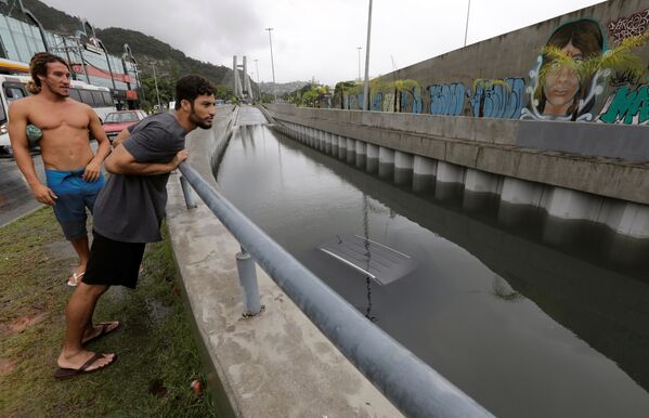 Fuertes lluvias tropicales dejan un reguero de destrucción en Brasil - Sputnik Mundo