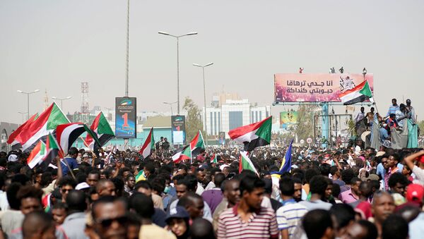 Las banderas de Sudán en las protestas - Sputnik Mundo