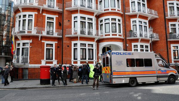 La Policía británica en la embajada de Ecuador en Londres arresta a Assange - Sputnik Mundo