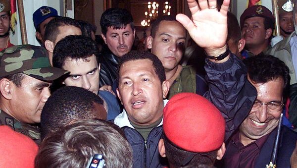 Hugo Chávez regresando al gobierno tras el fallido Golpe de Estado de 2002 en Venezuela - Sputnik Mundo