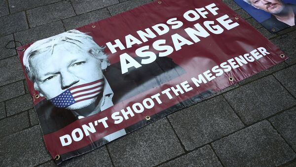 Retrato de Julian Assange cerca de la Corte de Magistrados de Westminster - Sputnik Mundo