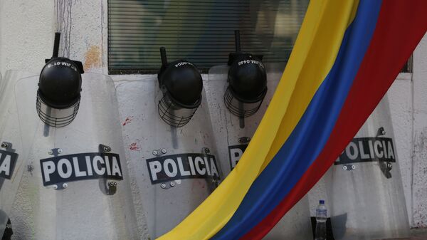 Escudos de los policías colombianos y la bandera del país (archivo) - Sputnik Mundo