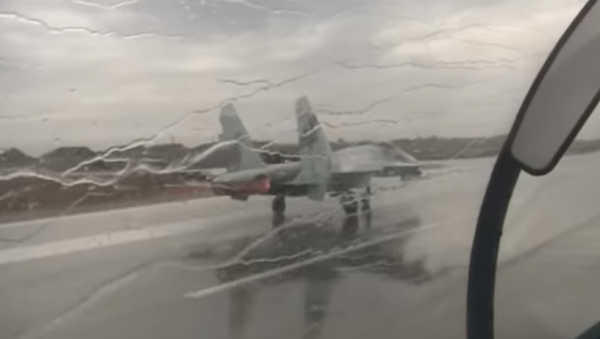 Contra viento y lluvia: los Su-27SM despegan sincrónicamente para escoltar a los Tu-160 - Sputnik Mundo