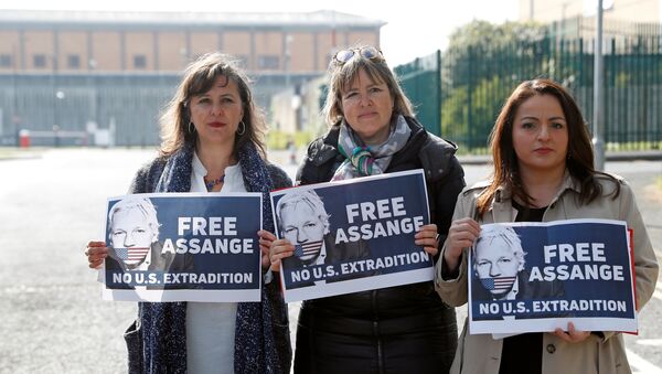 Una protesta contra la extradición de Julian Assange a EEUU - Sputnik Mundo