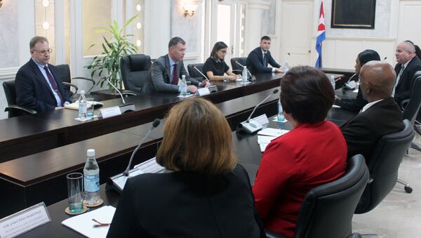 Dmitri Áristov, director del FBS, con funcionarios del Tribunal Supremo Popular de Cuba - Sputnik Mundo