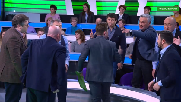 Se arma una riña en vivo en la TV rusa por un saludo nazi - Sputnik Mundo