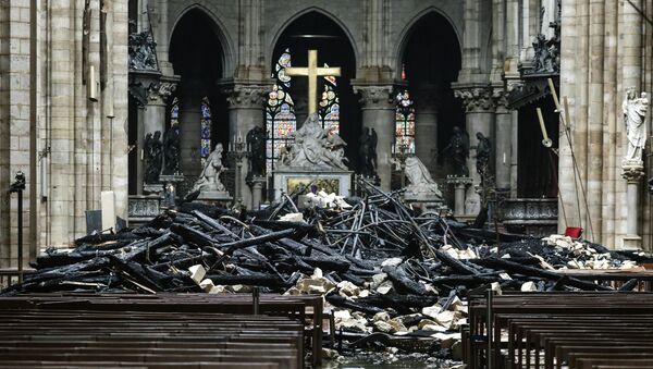 El interior de la catedral de Notre Dame de París tras el incendio - Sputnik Mundo