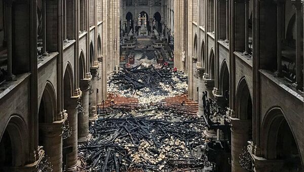 El interior de la catedral de Notre Dame de París tras el incendio - Sputnik Mundo