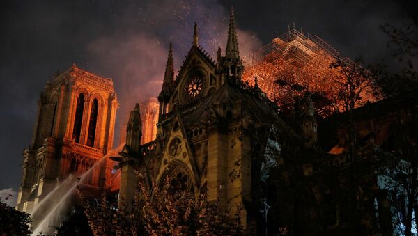 La catedral de Notre Dame de París, en llamas - Sputnik Mundo