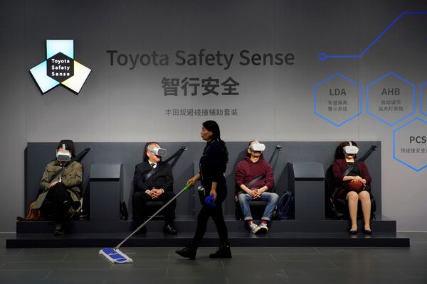 Посетители в очках виртуальной реальности на Шанхайском международном автосалоне - Sputnik Mundo