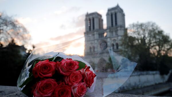 Un ramo de flores cerca de la catedral parisina de Notre Dame - Sputnik Mundo