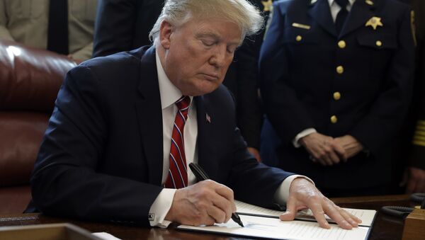 Trump firma un documento - Sputnik Mundo